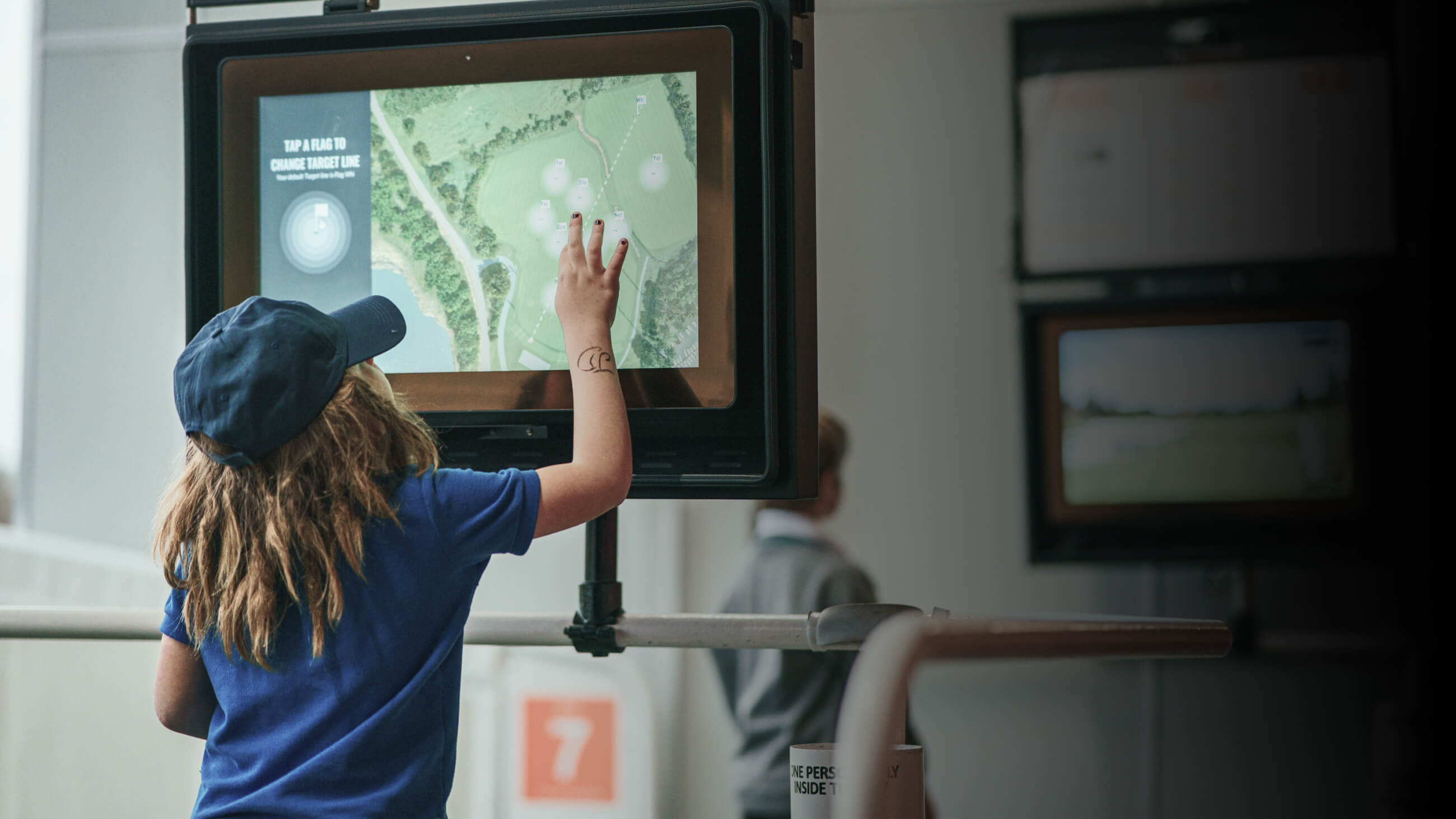 golf_for_everyone_kid_and_screen_trackman_range